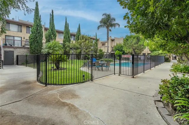 $497,500 | 22038 Vanowen Street, Unit 113, Woodland Hills, CA 91303