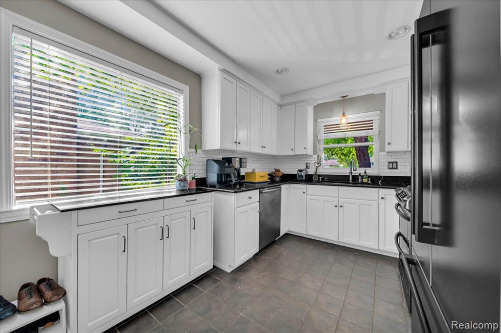 16141 Reedmere Avenue Beverly Hills, MI 48025 - Photo 11 of 42