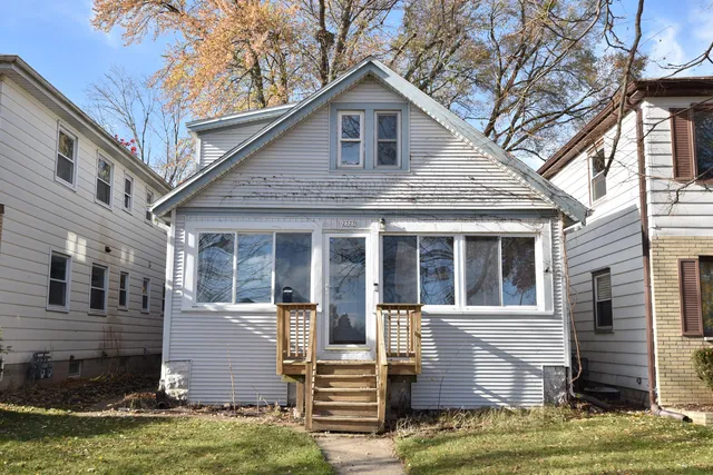 $250,000 | 2327 South 72nd Street, West Allis, WI 53219