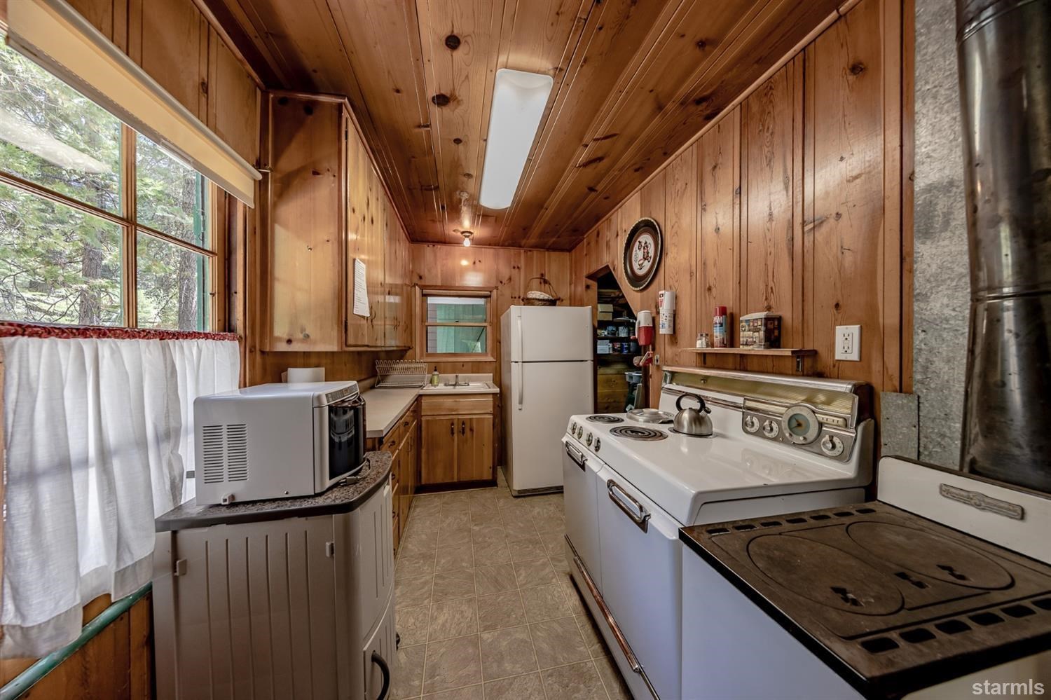 9 42 Milestone Trail Twin Bridges, CA 95735 - Photo 8 of 15 a kitchen with a stove and a refrigerator
