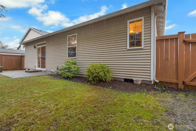 a view of a house with backyard and garden