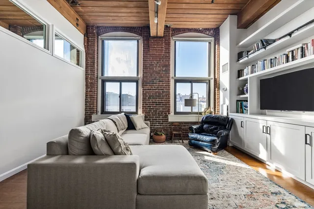 $3,800 | 320 West 2nd Street, Unit 413, Boston, MA 02127