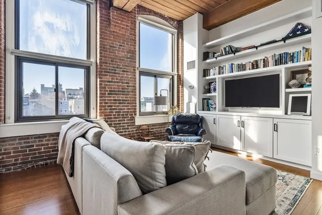 $3,800 | 320 West 2nd Street, Unit 413, Boston, MA 02127