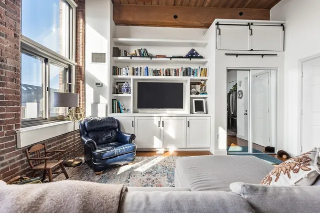 $3,800 | 320 West 2nd Street, Unit 413, Boston, MA 02127