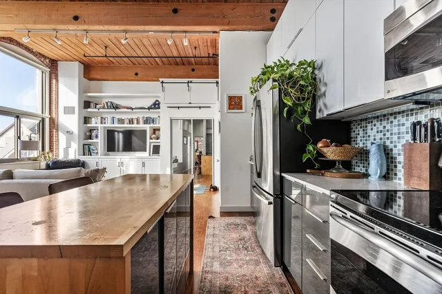 $3,800 | 320 West 2nd Street, Unit 413, Boston, MA 02127