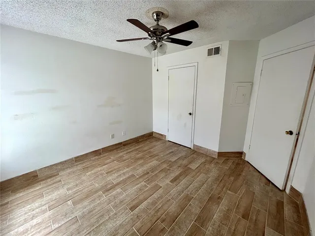a view of empty room with a ceiling fan
