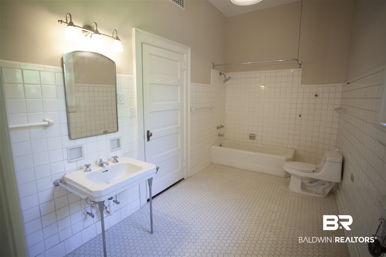 1658 Government Street Mobile, AL 36604 - Photo 13 of 36 Upstairs bathroom