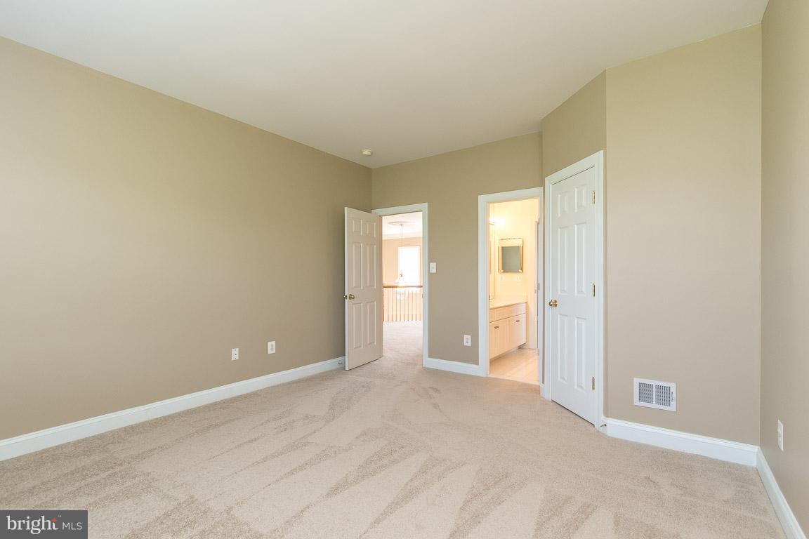 8217 Roxborough Loop Gainesville, VA 20155 - Photo 20 of 30 Bedroom #3 with Jack and Jill Bath