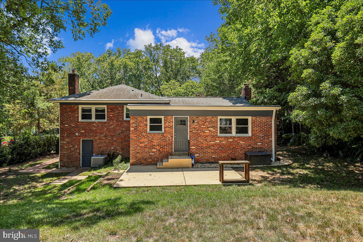 8109 Bainbridge Road Alexandria, VA 22308 - Photo 3 of 21