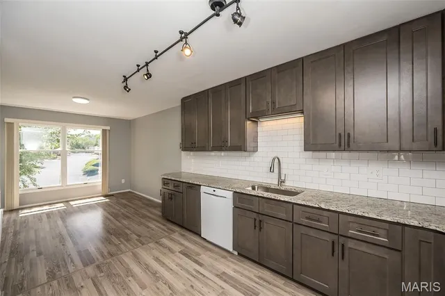 $274,900 | 2237 Ole Castle Court, Chesterfield, MO 63017