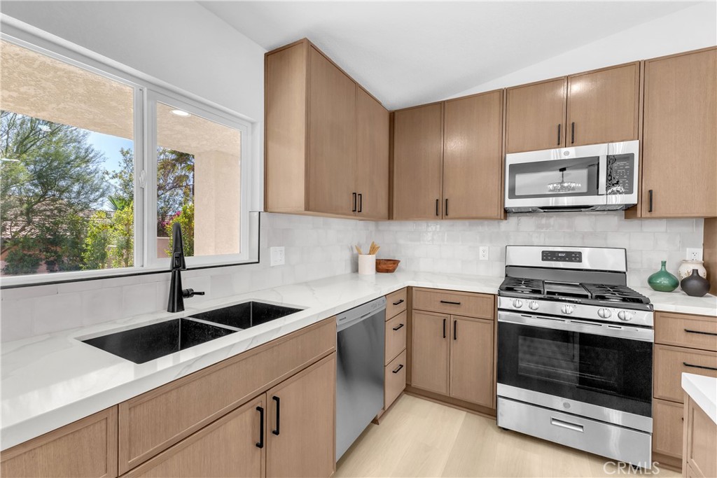 9740 Capiland Road Desert Hot Springs, CA 92240 - Photo 4 of 59