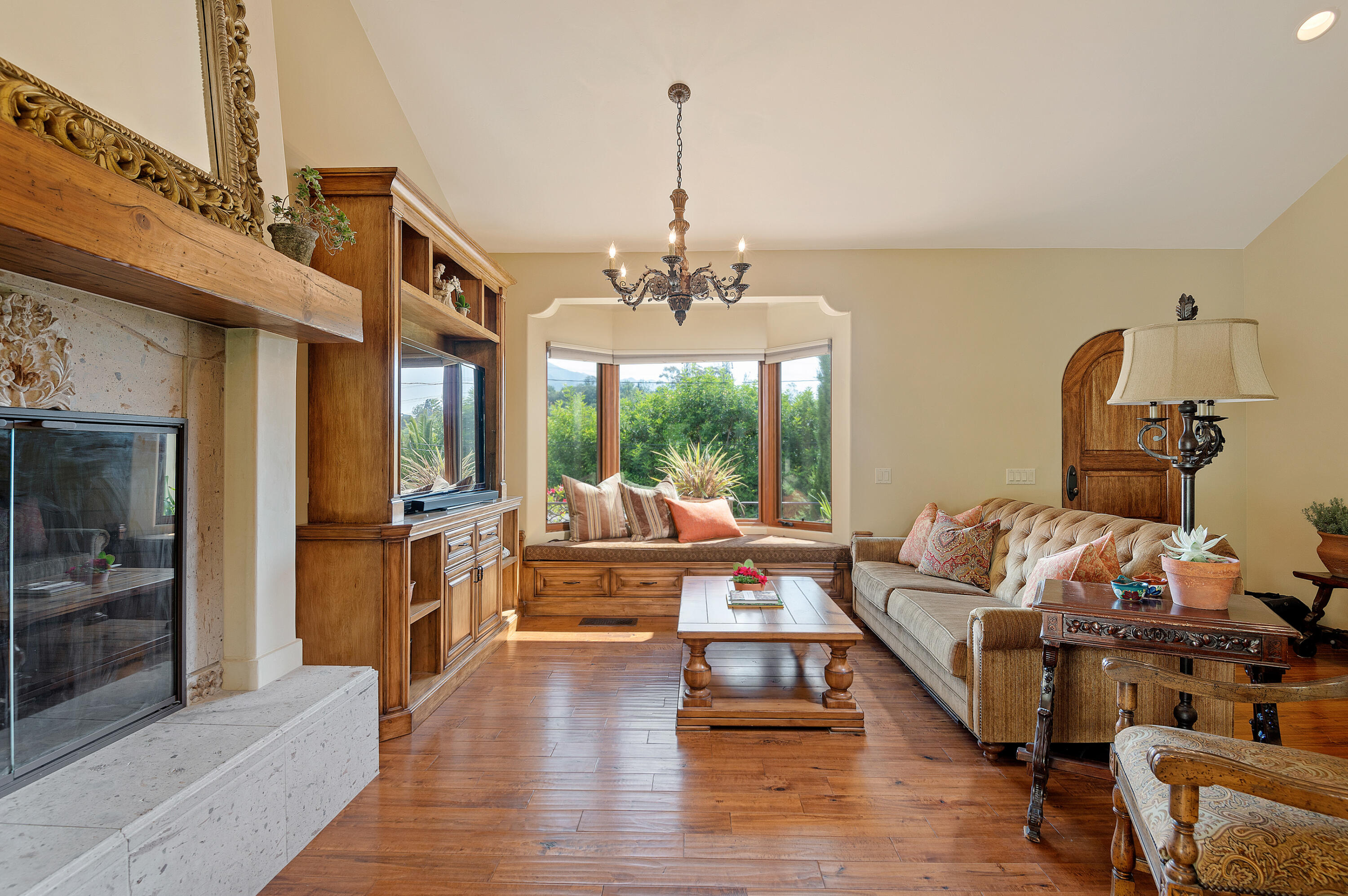 515 Conejo Road Santa Barbara, CA 93103 - Photo 6 of 33 06 - Living Room