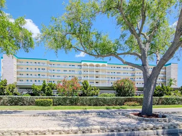 $2,400 | 2960 59th Street South, Unit 505, Gulfport, FL 33707