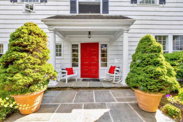 a view of entryway of the house