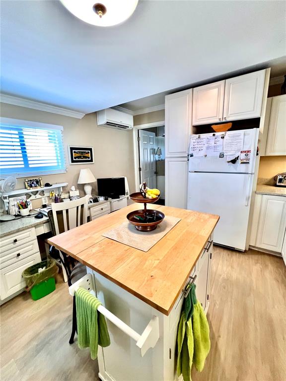72 4th Avenue, Unit 72 Venice, FL 34285 - Photo 8 of 29 a kitchen with kitchen island a stove a table and chairs