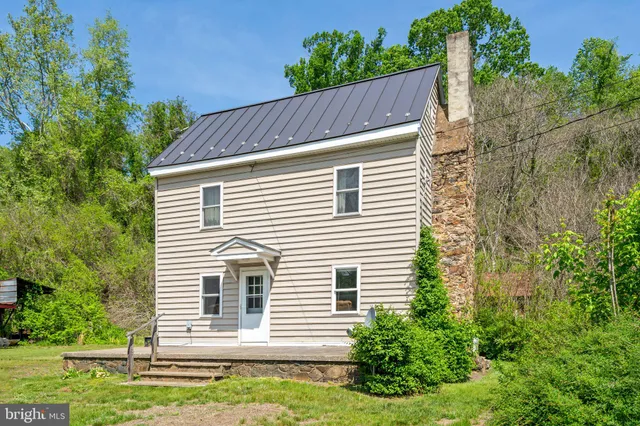 a house view with a yard