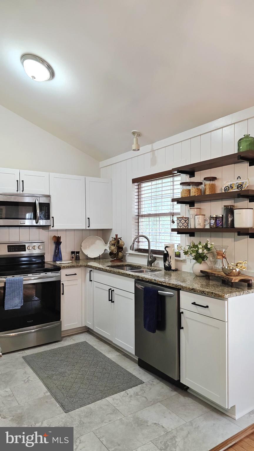 2513 Pittston Road Fredericksburg, VA 22408 - Photo 11 of 28 Kitchen w/ SS appliances