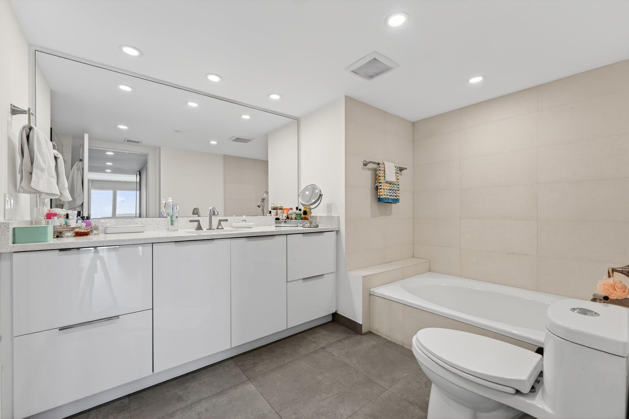 4301 North Ocean Boulevard, Unit 1206 Boca Raton, FL 33431 - Photo 31 of 71 a bathroom with a toilet a sink a mirror a bathtub and vanity