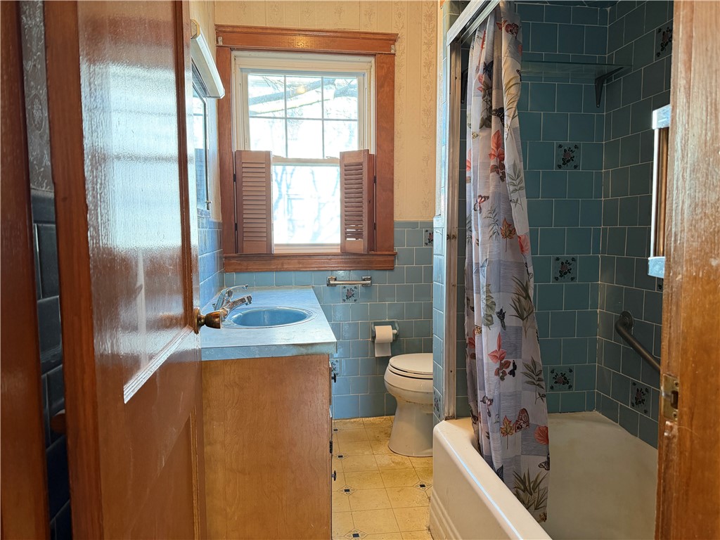 22 Magnolia Street Bristol, RI 02809 - Photo 14 of 27 1st Floor Bath