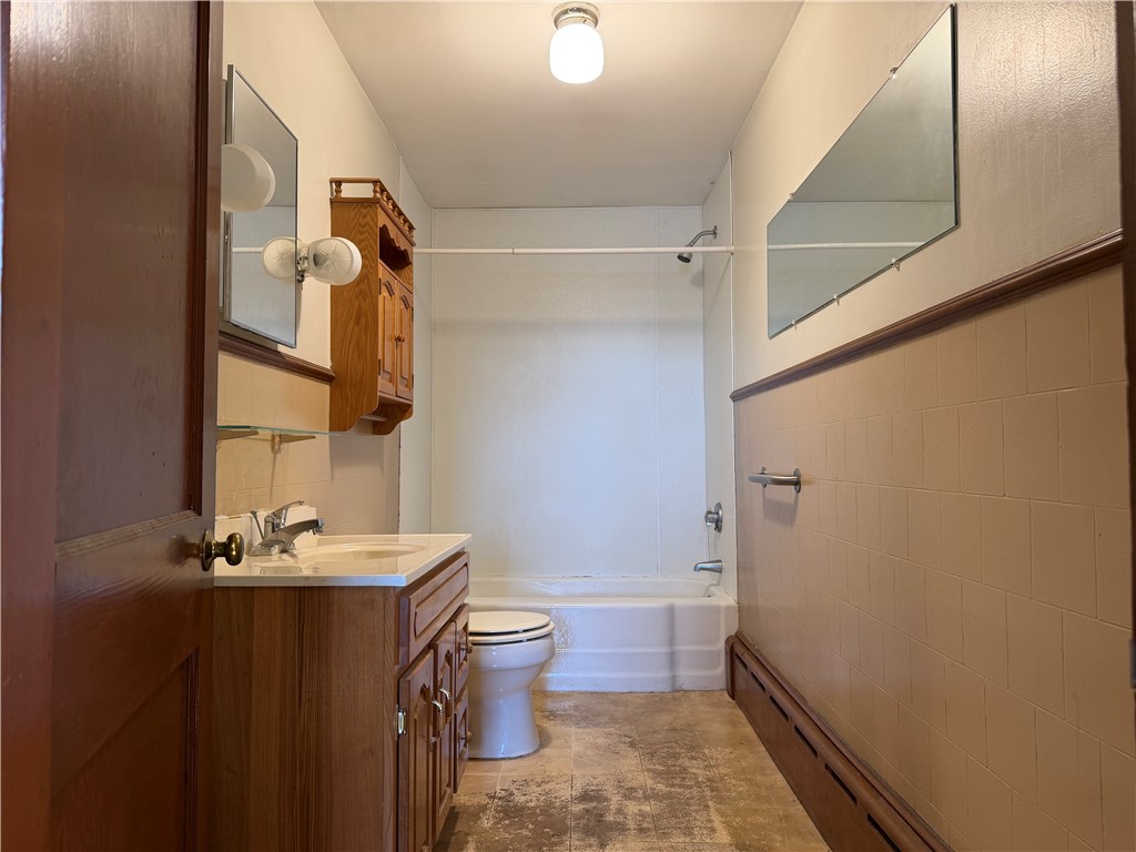 22 Magnolia Street Bristol, RI 02809 - Photo 21 of 27 2nd Floor Bath