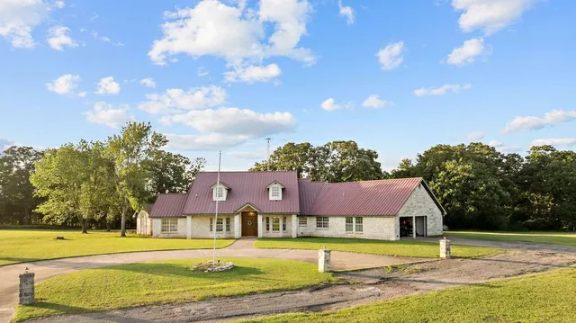a view of an house with backyard and swimming pool