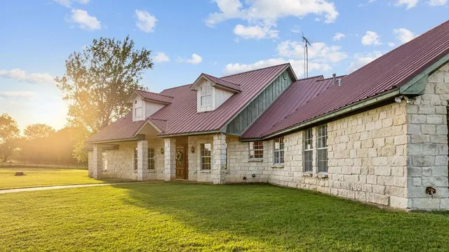 a view of a house with a backyard