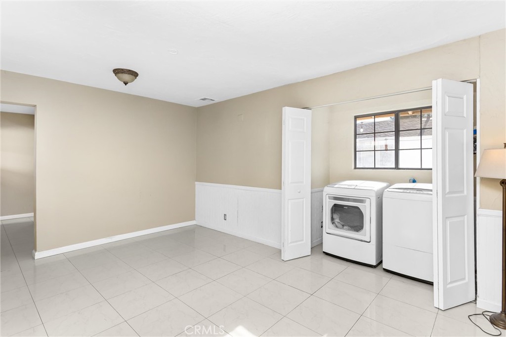 13447 Iroquois Road Apple Valley, CA 92308 - Photo 15 of 45 a utility room with dryer and washer