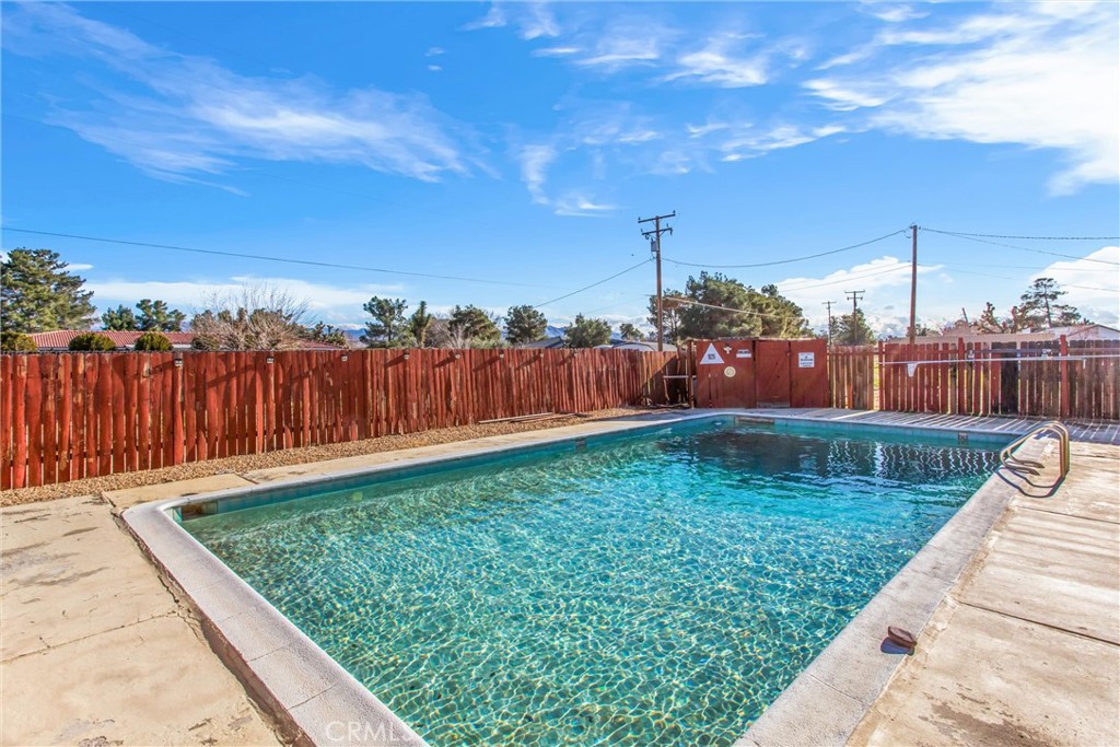 13447 Iroquois Road Apple Valley, CA 92308 - Photo 29 of 45 a view of a backyard with a garden