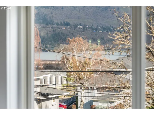 $785,000 | 801 Cascade Avenue, Hood River, OR 97031