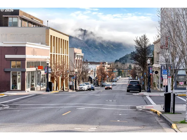 $785,000 | 801 Cascade Avenue, Hood River, OR 97031