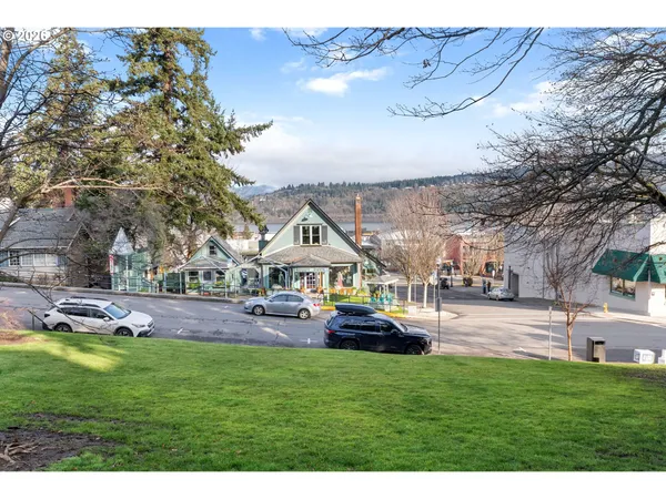 $785,000 | 801 Cascade Avenue, Hood River, OR 97031