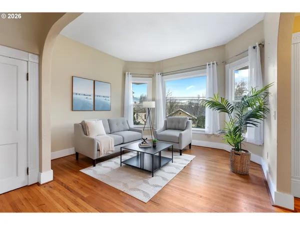 $785,000 | 801 Cascade Avenue, Hood River, OR 97031