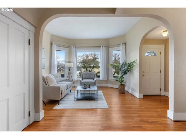 $785,000 | 801 Cascade Avenue, Hood River, OR 97031