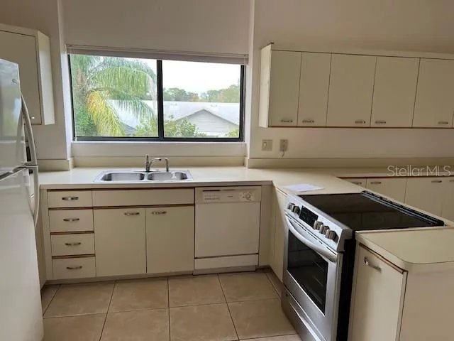 $299,900 | 3000 Red Oak Court, Unit 204, Palm Harbor, FL 34684