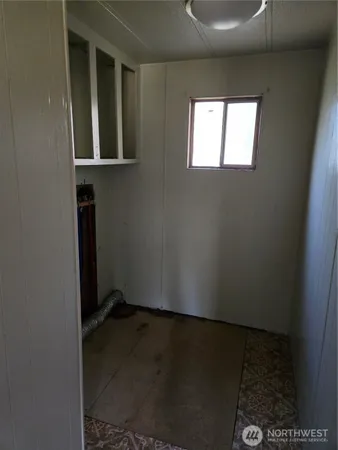 a view of entryway with rug