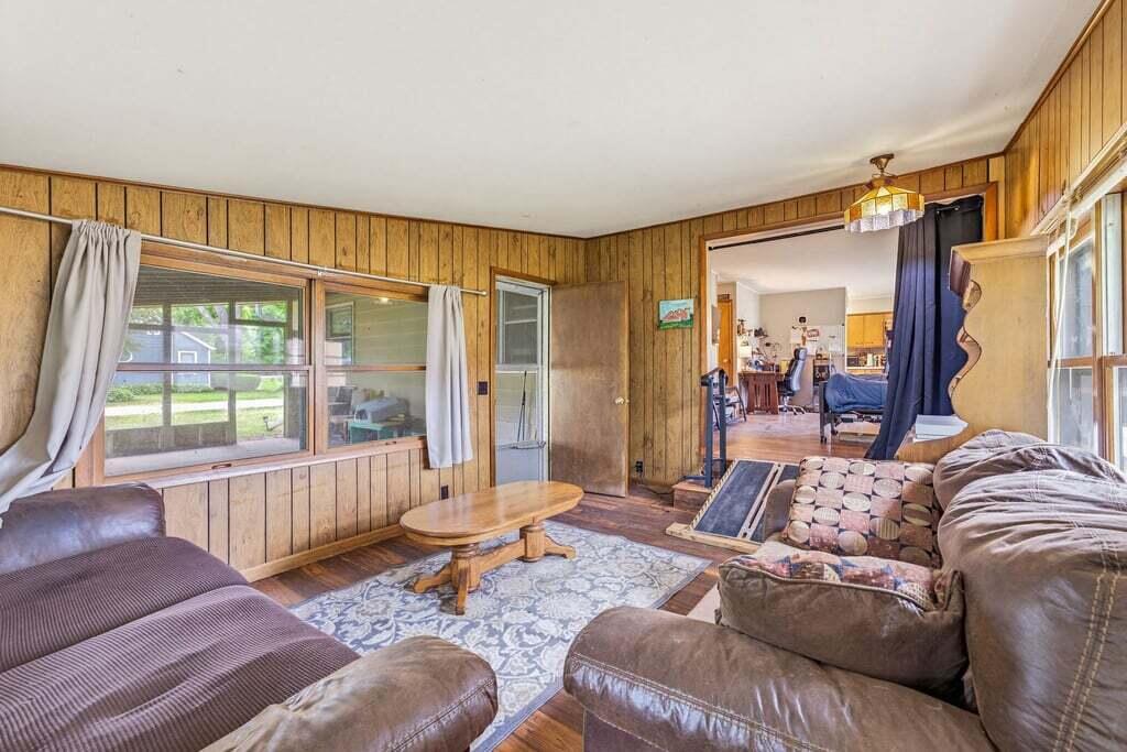 325 Summer Street Delavan, WI 53115 - Photo 16 of 42 Family room