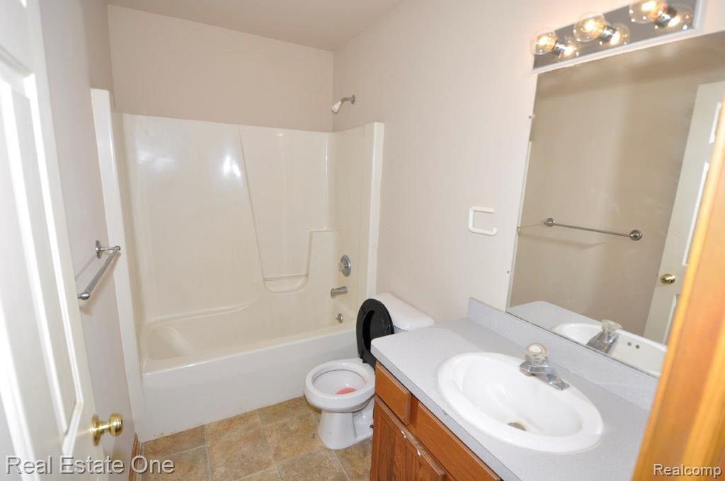 660 Dieterle Road Fowlerville, MI 48836 - Photo 15 of 35 Full Bath