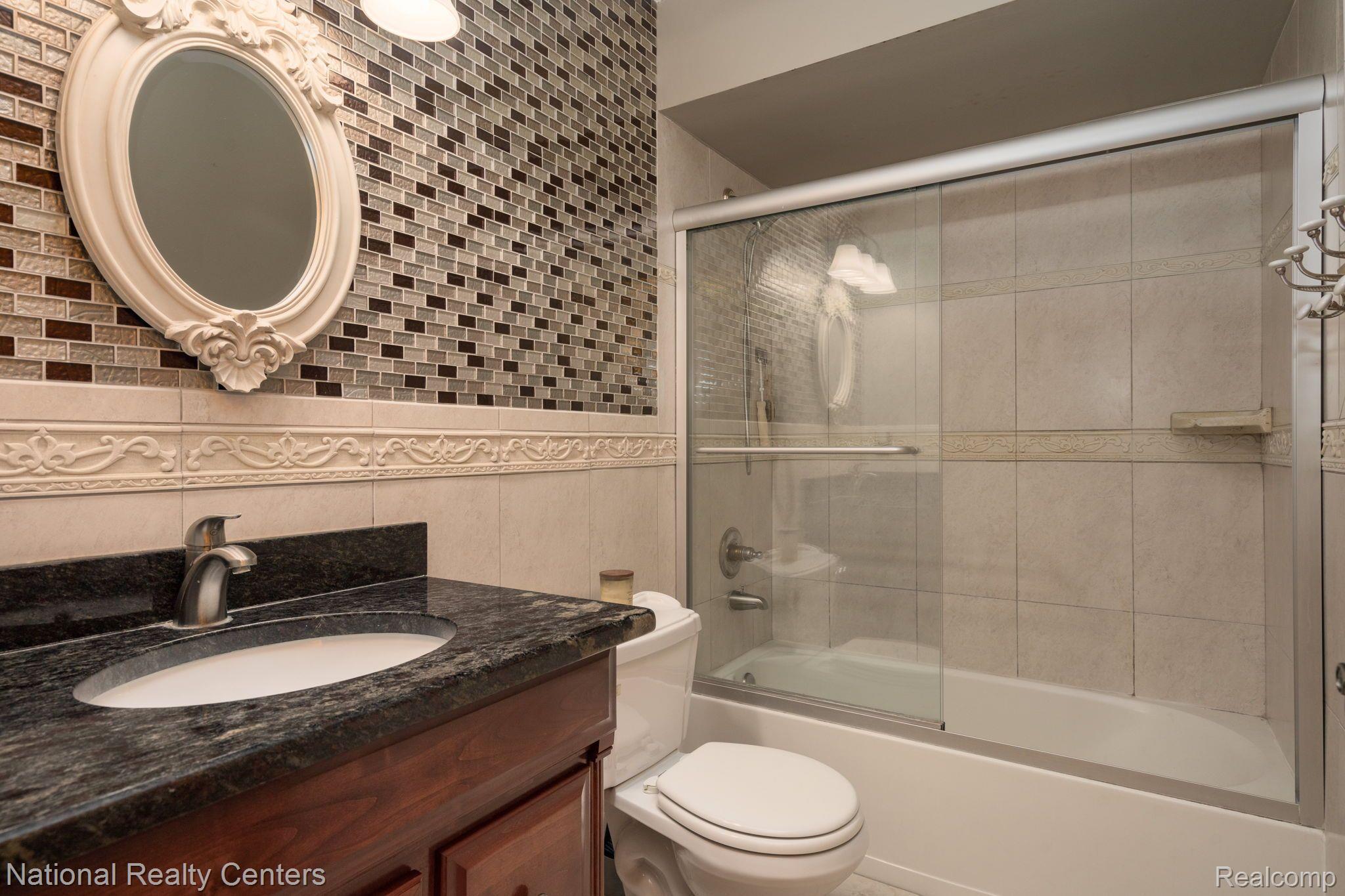 2814 Grouse Lane Rochester, MI 48306 - Photo 26 of 52 Main bath
