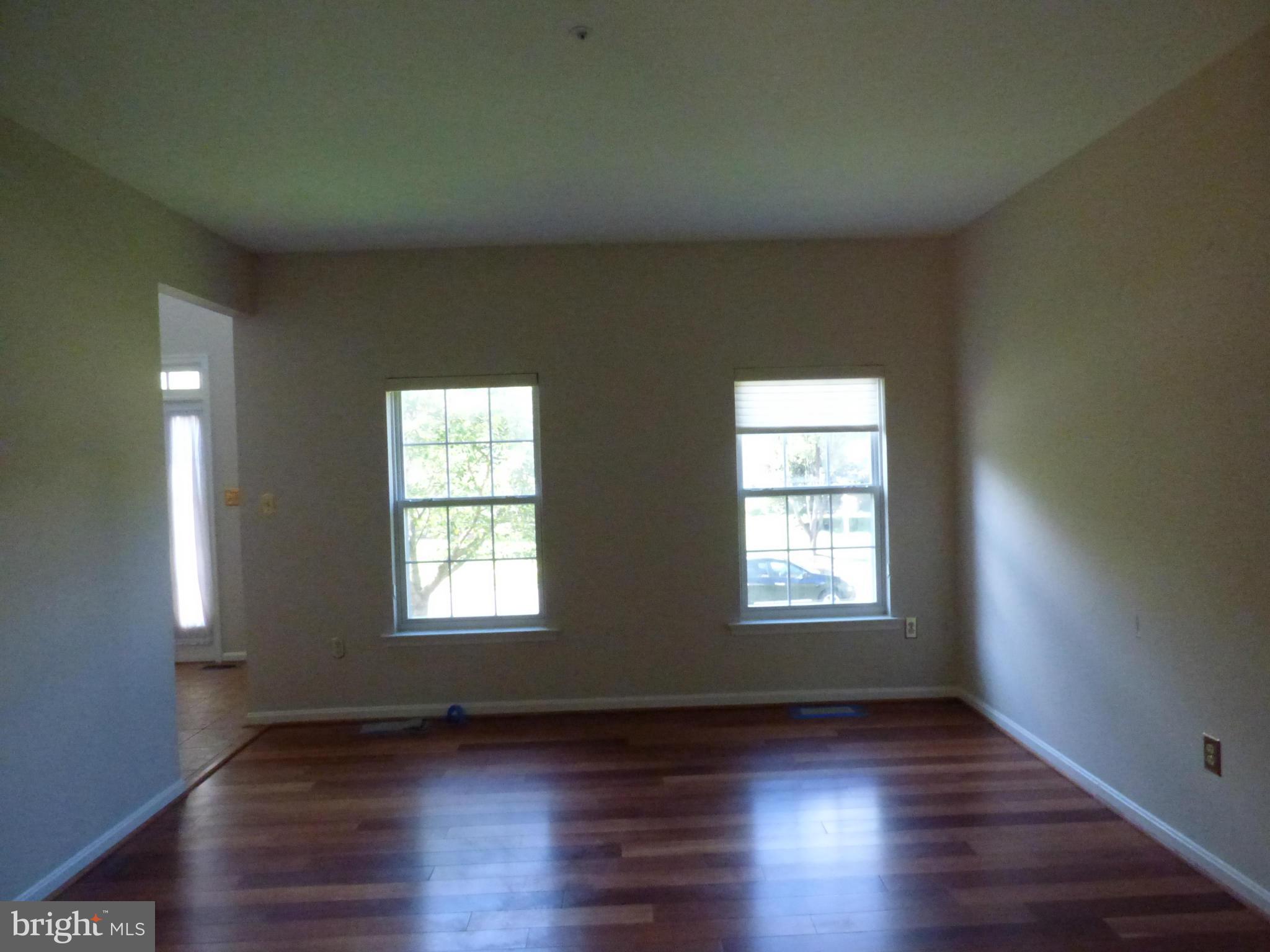 8905 Edison Lane Clinton, MD 20735 - Photo 4 of 24 Living Room