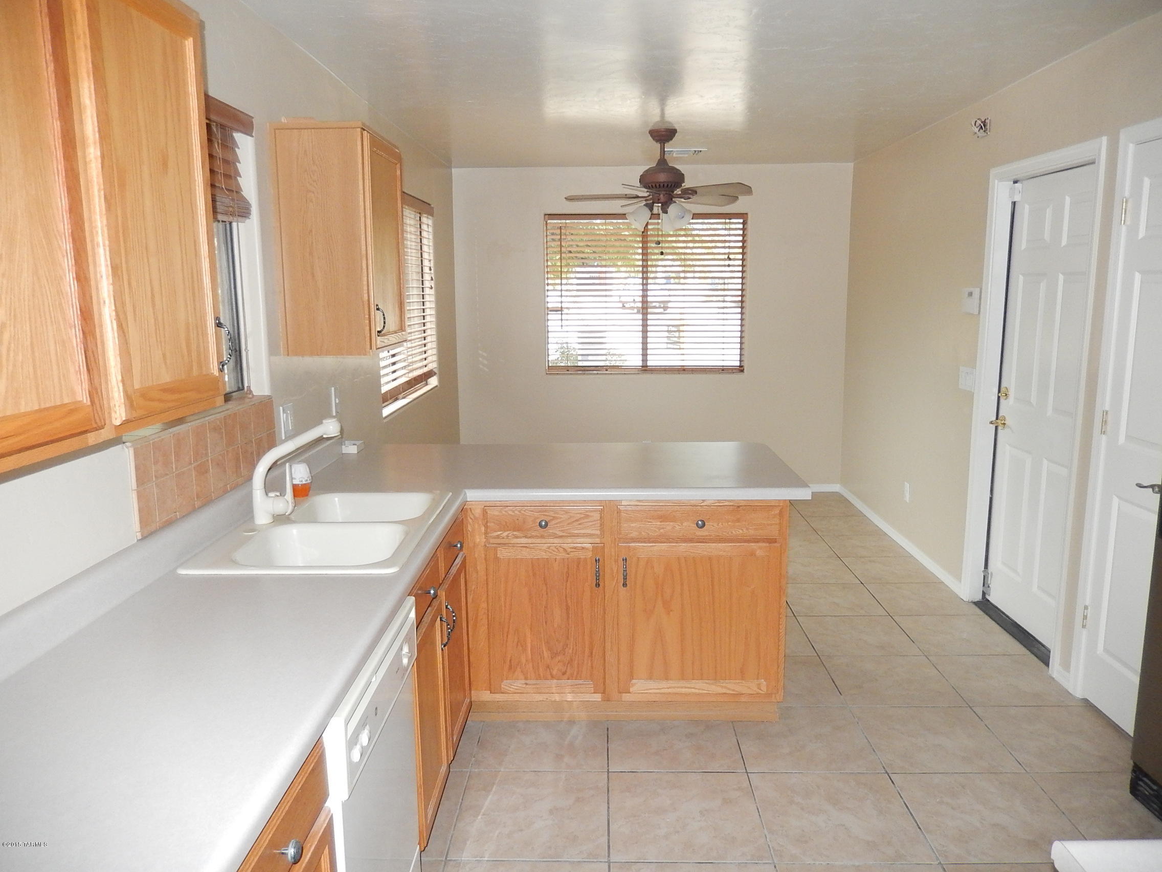 8373 East Sarnoff Ridge Loop Tucson, AZ 85710 - Photo 8 of 14
