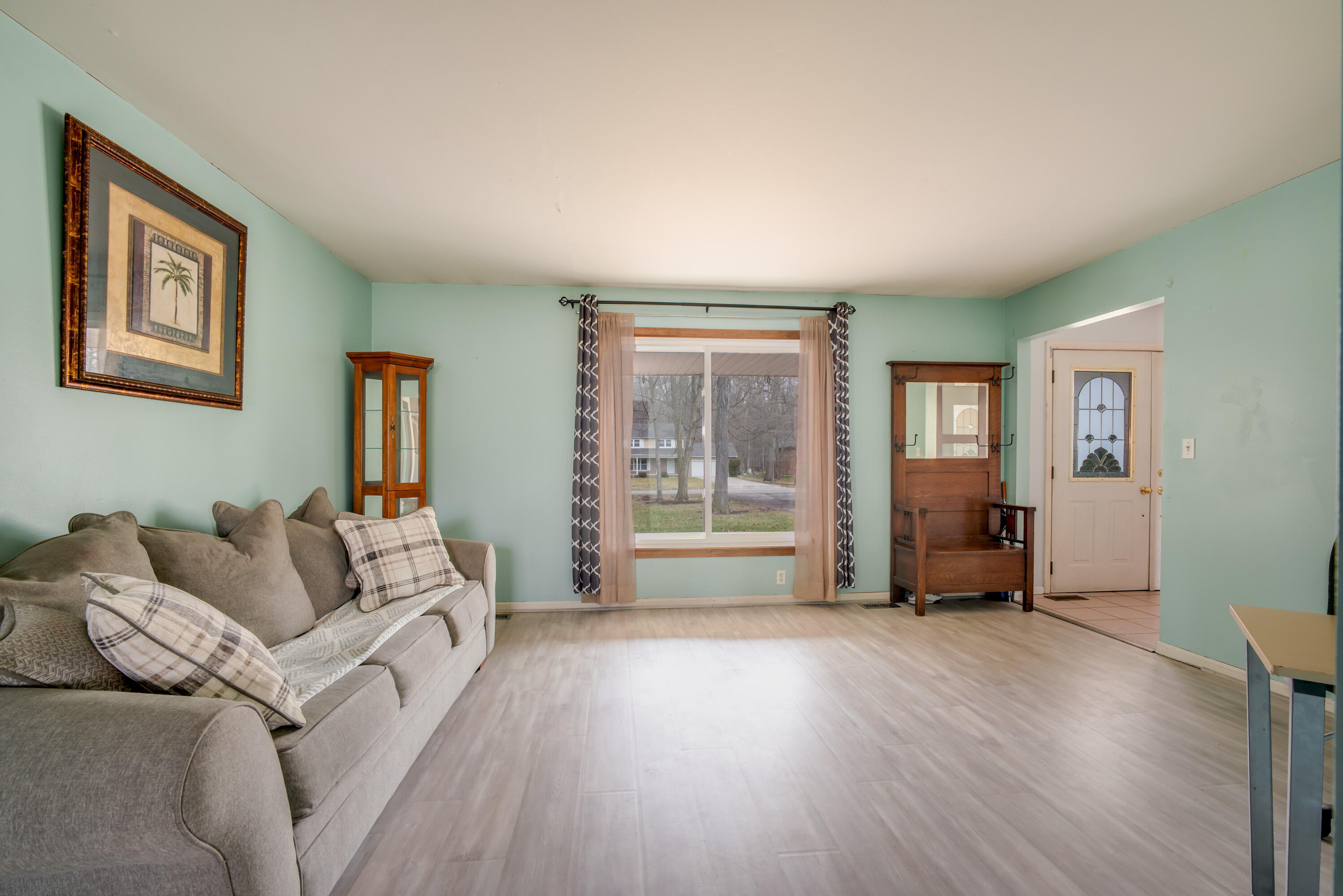 9137 Rucker Road Grosse Ile, MI 48138 - Photo 7 of 41 Living Room