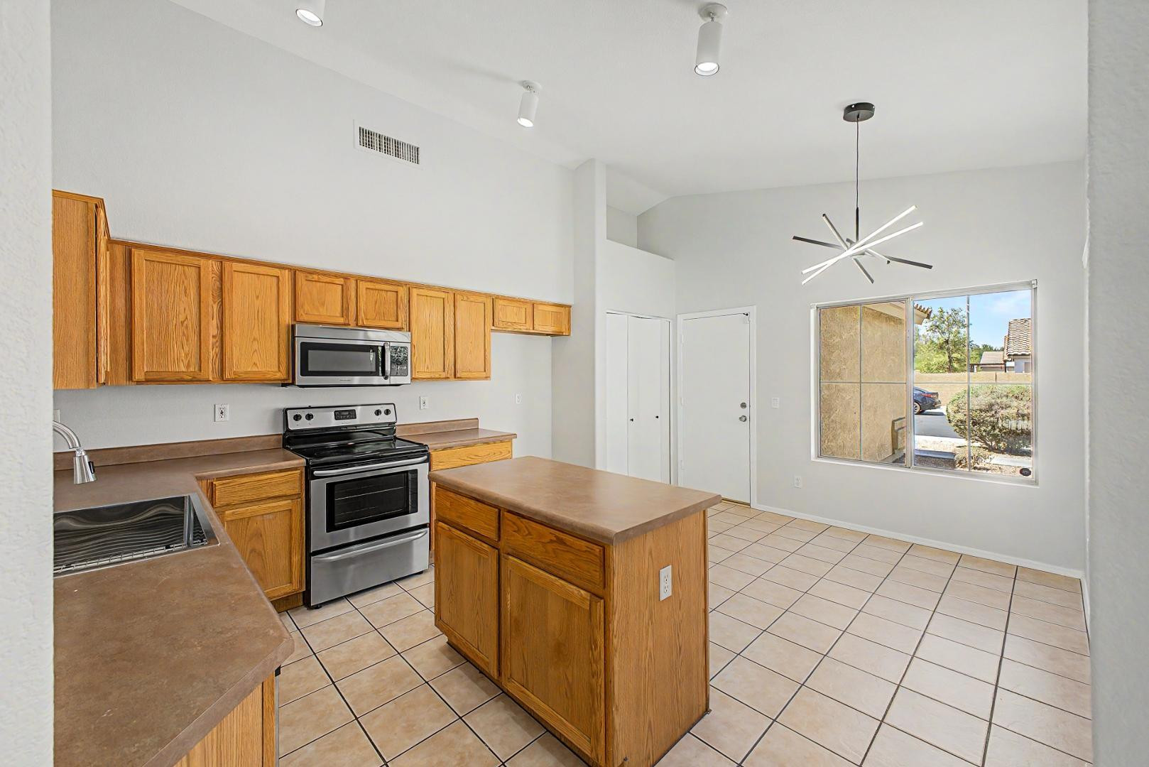 7043 West Phelps Road Peoria, AZ 85382 - Photo 10 of 32 Photo #10