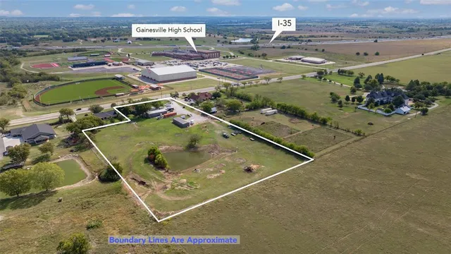 an aerial view of a tennis ground