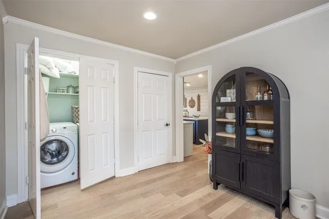 a view of a livingroom with washer and dryer
