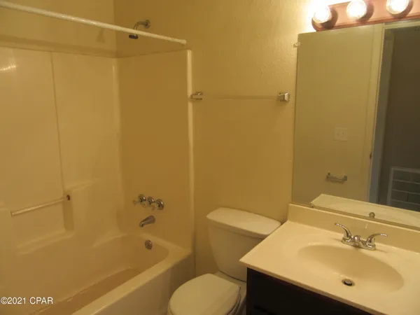 $995 | 1104 West 19th Court, Unit E, Lynn Haven, FL 32444