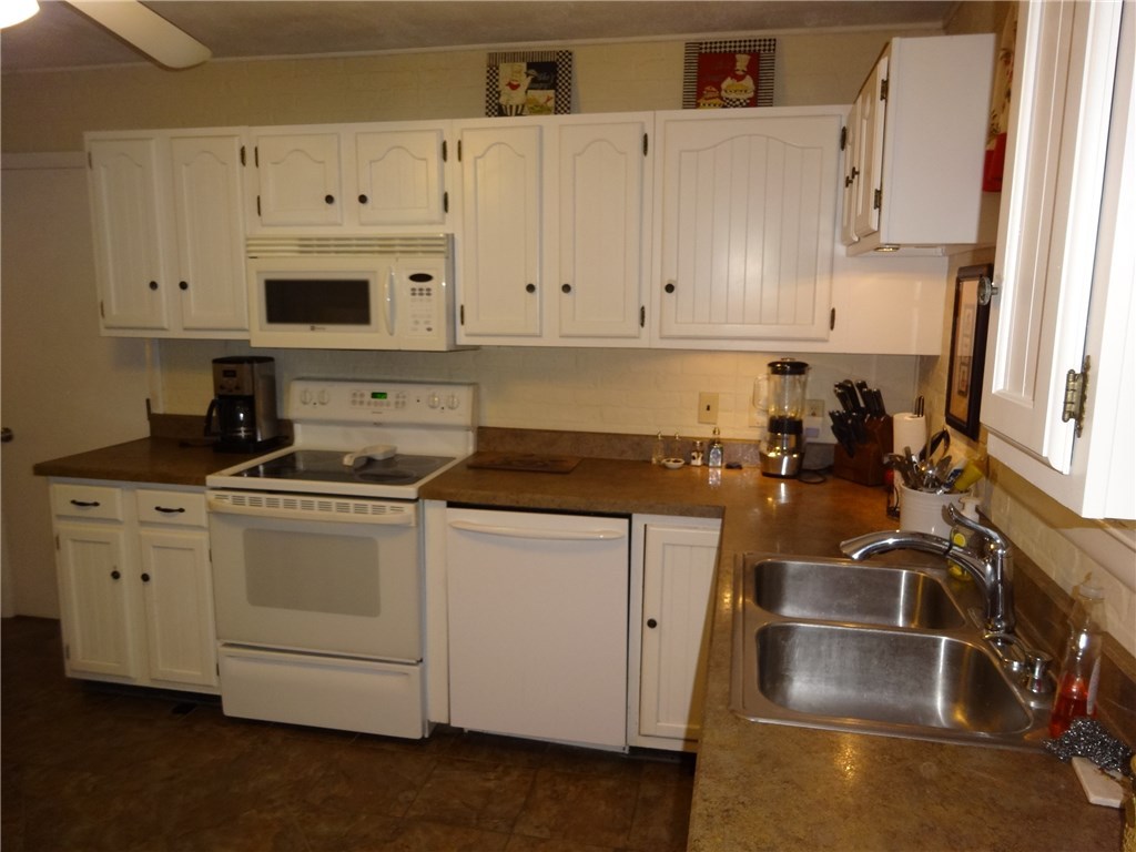 8 Stephen Hopkins Road Scituate, RI 02825 - Photo 5 of 40