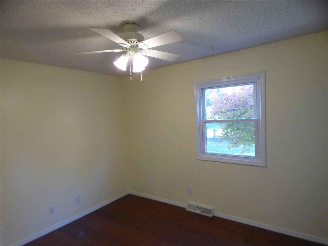 137 Country Court Road Loogootee, IN 47553 - Photo 10 of 36 Gallery Image 10