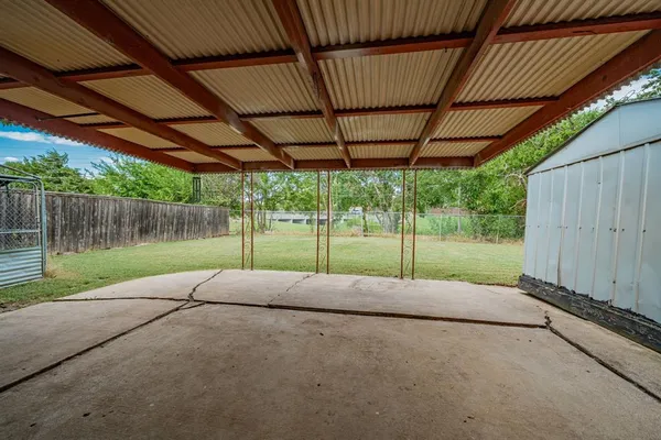 a view of a house with backyard