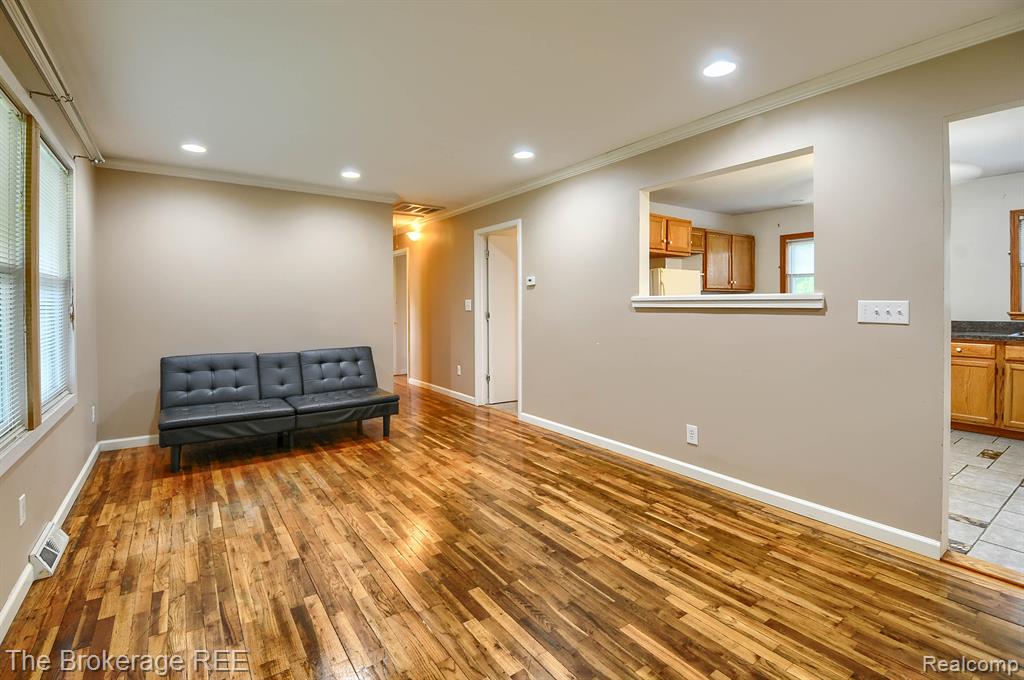 6101 East Pierson Road Flint, MI 48506 - Photo 5 of 27