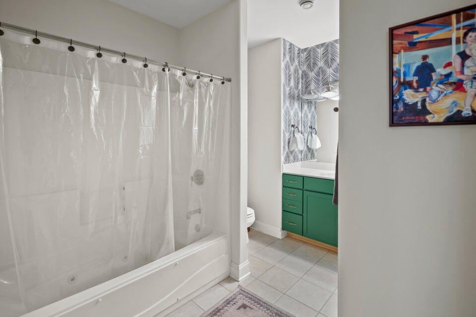 1905 North Water Street, Unit 401 Milwaukee, WI 53202 - Photo 28 of 43 Full Bath